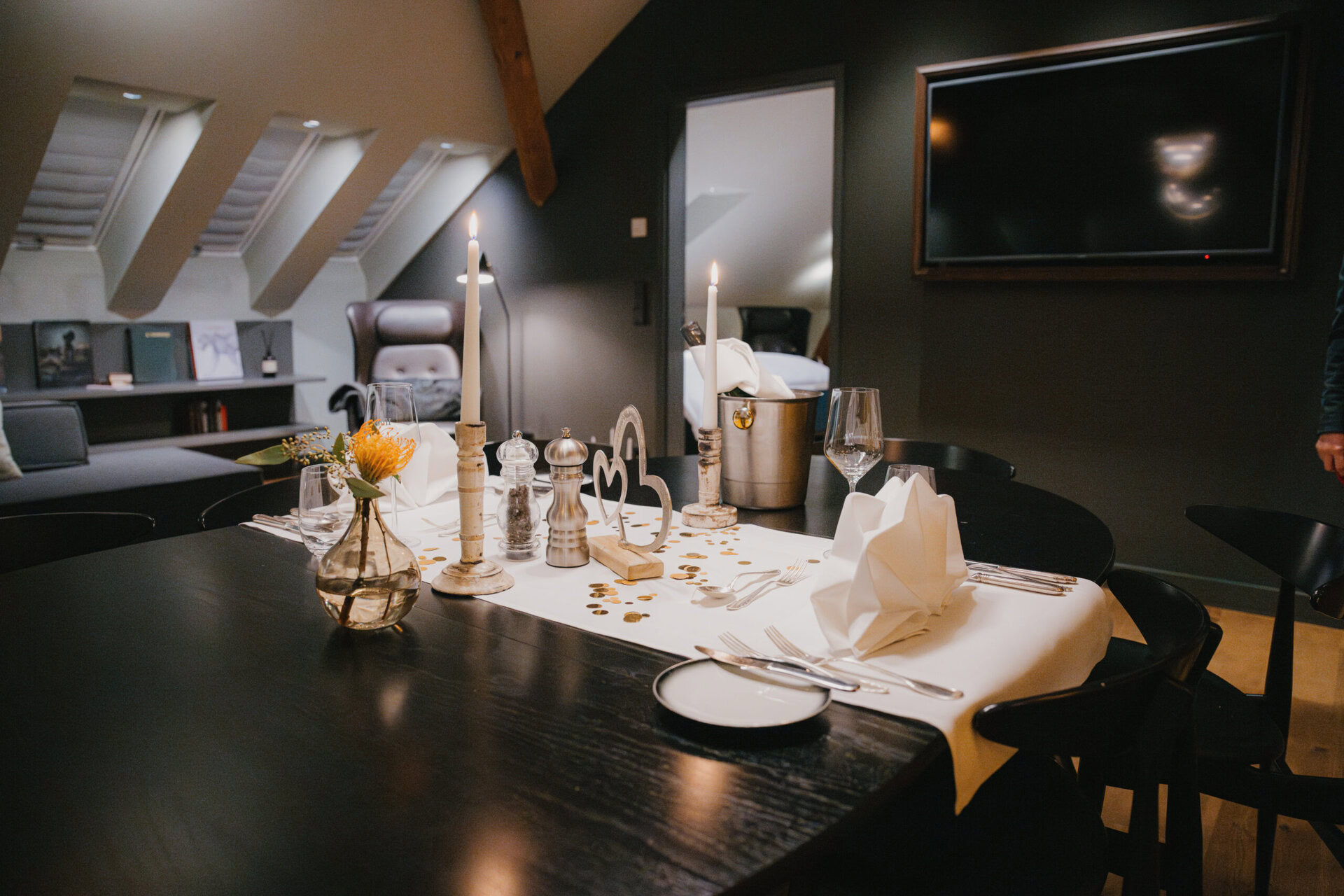 Candle Light Dinner - Rooftop Room - Hotel Liberty